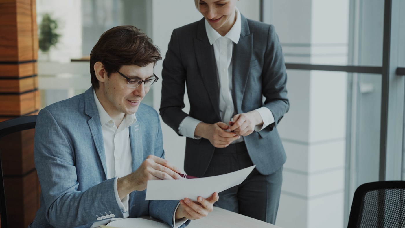 RH revisando custos de plano de saúde empresarial após reajuste