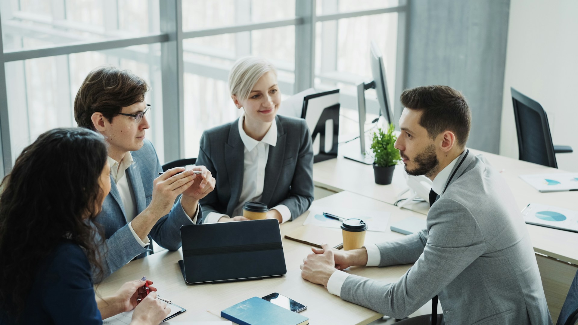 Equipe da Tractus Corretora em atendimento consultivo